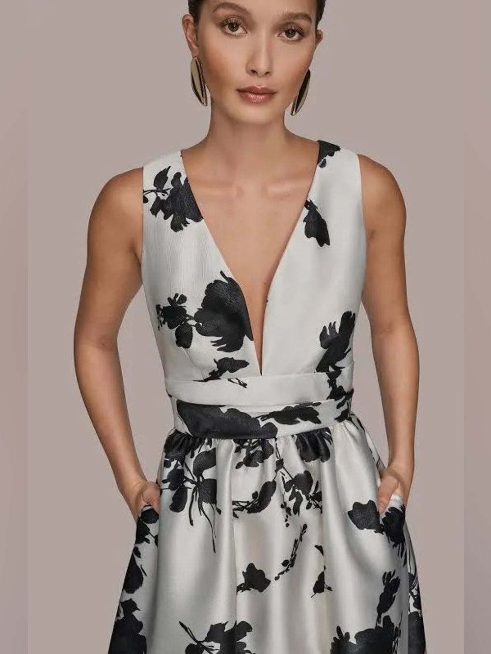 Donna Karan Black and White Floral V-Neck SLEEVELESS FIT AND FLARE GOWN - Picture 3 of 14